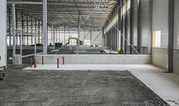 Single-layer plinths indoors