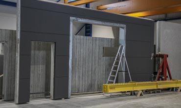 Siltināta dzelzsbetona siena industriālai ēkai
