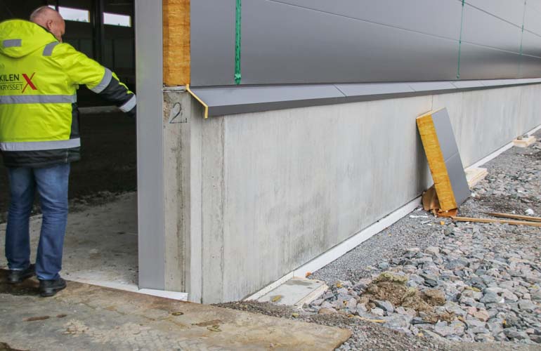 Cokola risinājums pie vārtiem